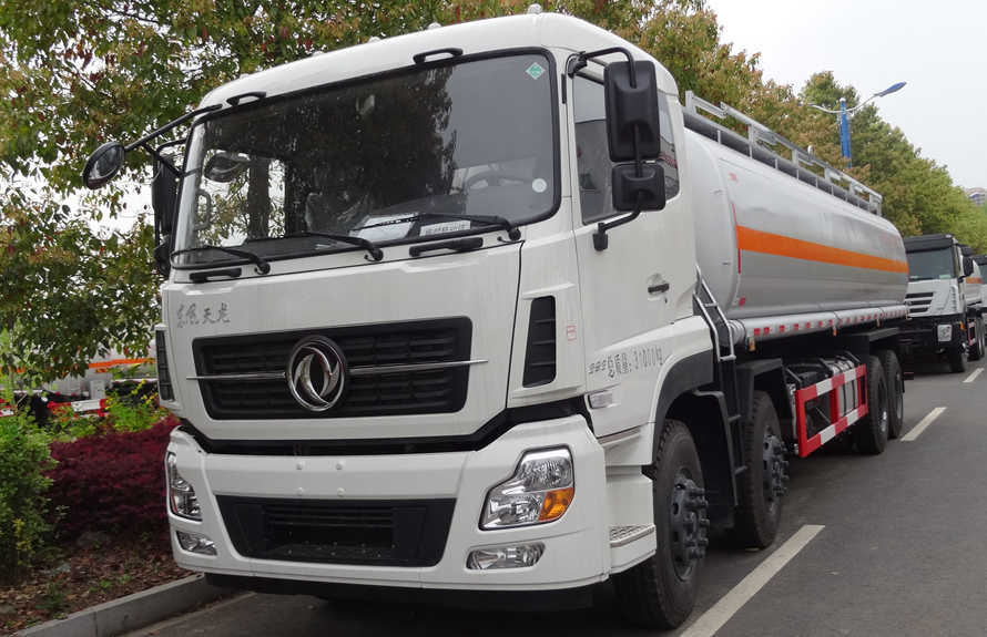 東風天龍前四后八油罐車（